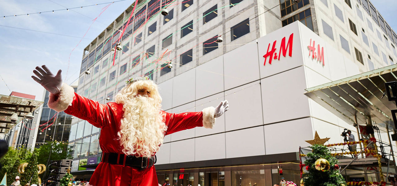 Santa in front of H&M building