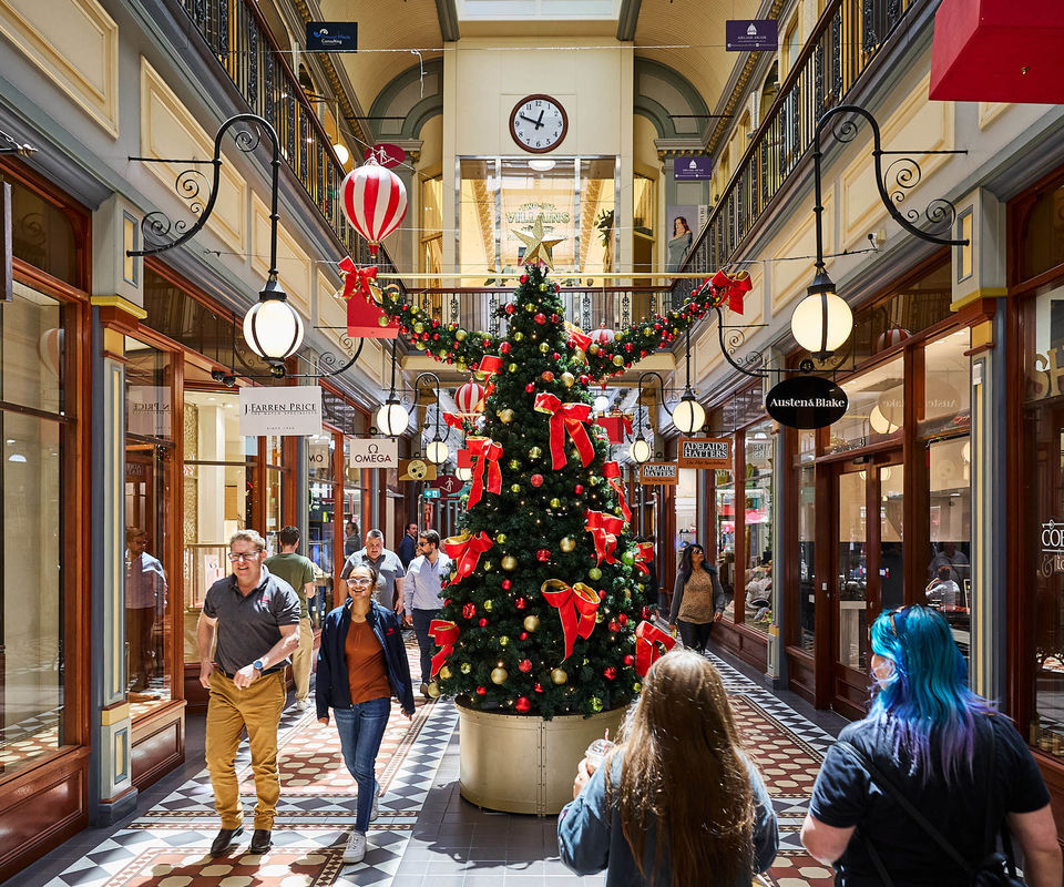 Adelaide Arcade Christmas Tree and shoppers walking past