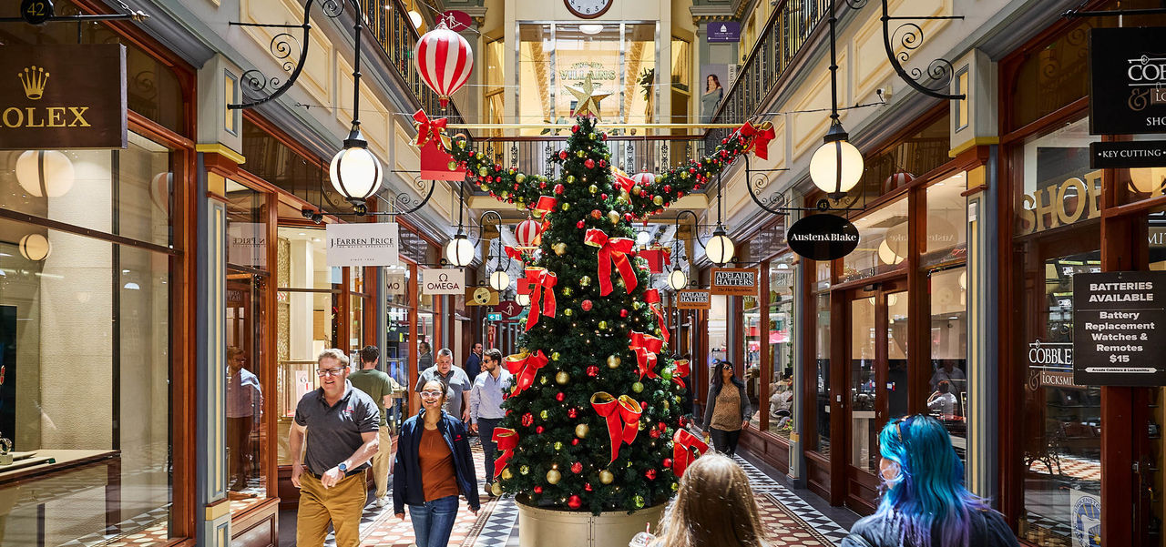 Adelaide Arcade Christmas Tree and shoppers walking past