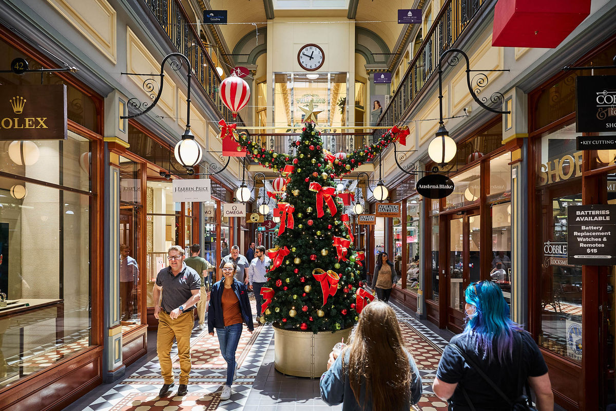 Adelaide Arcade Christmas Tree and shoppers walking past
