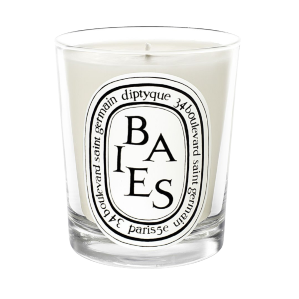 A white candle with a white label containing the text Baies