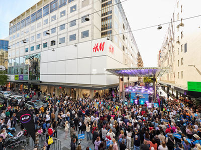 Crowd for Sammy in Gawler Place Canopy