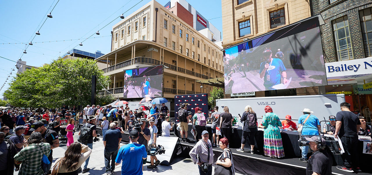 Crowds surrounding the VAILO 500 Supercar signing session
