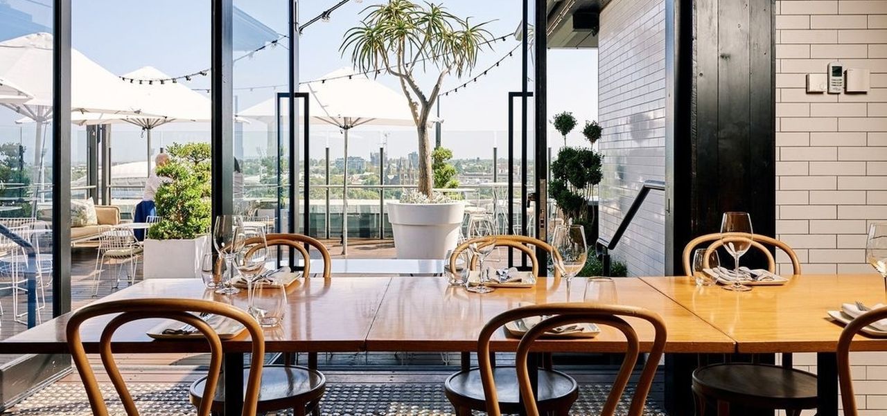 2kw bar and restaurant space overlooking the balcony